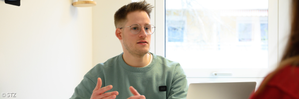Ein Mitarbeiter im Gespräch