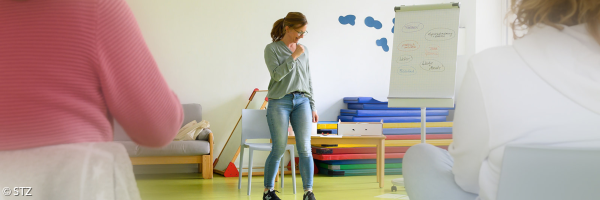 Eine Refrentin arbeitet mit Teilnehmerinnen