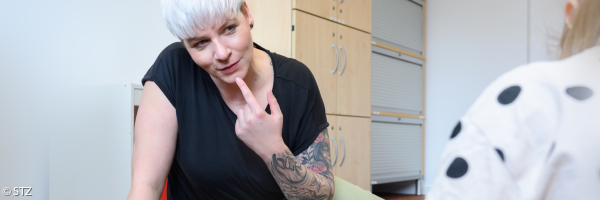 EIne Person leitet für Gebärdensprache an