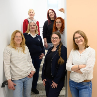 Teamfoto: sieben Teammitglieder der Allgemeinen Sozialberatung inklusive Verwaltung sind zu sehen. 