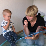 Gebärdensprachdozentin und Kind üben gemeinsam die Deutsche Gebärdensprache