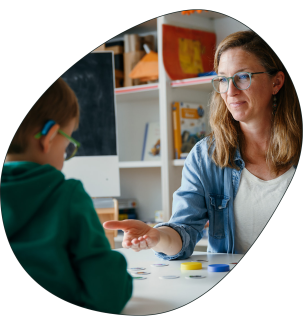 Sabine Elsner arbeitet mit einem Jungen
