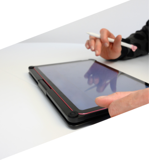 Ein Tablet in welches eine Person etwas eingibt